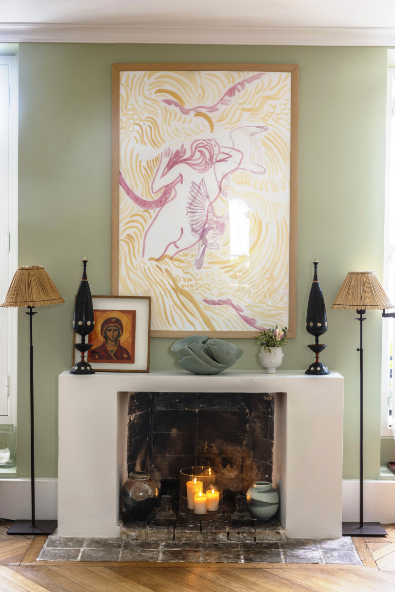 Au salon, un grand dessin sur papier de sa fille Carmen surplombe la cheminée et une coupe céladon de Jean-François Fouilhoux.